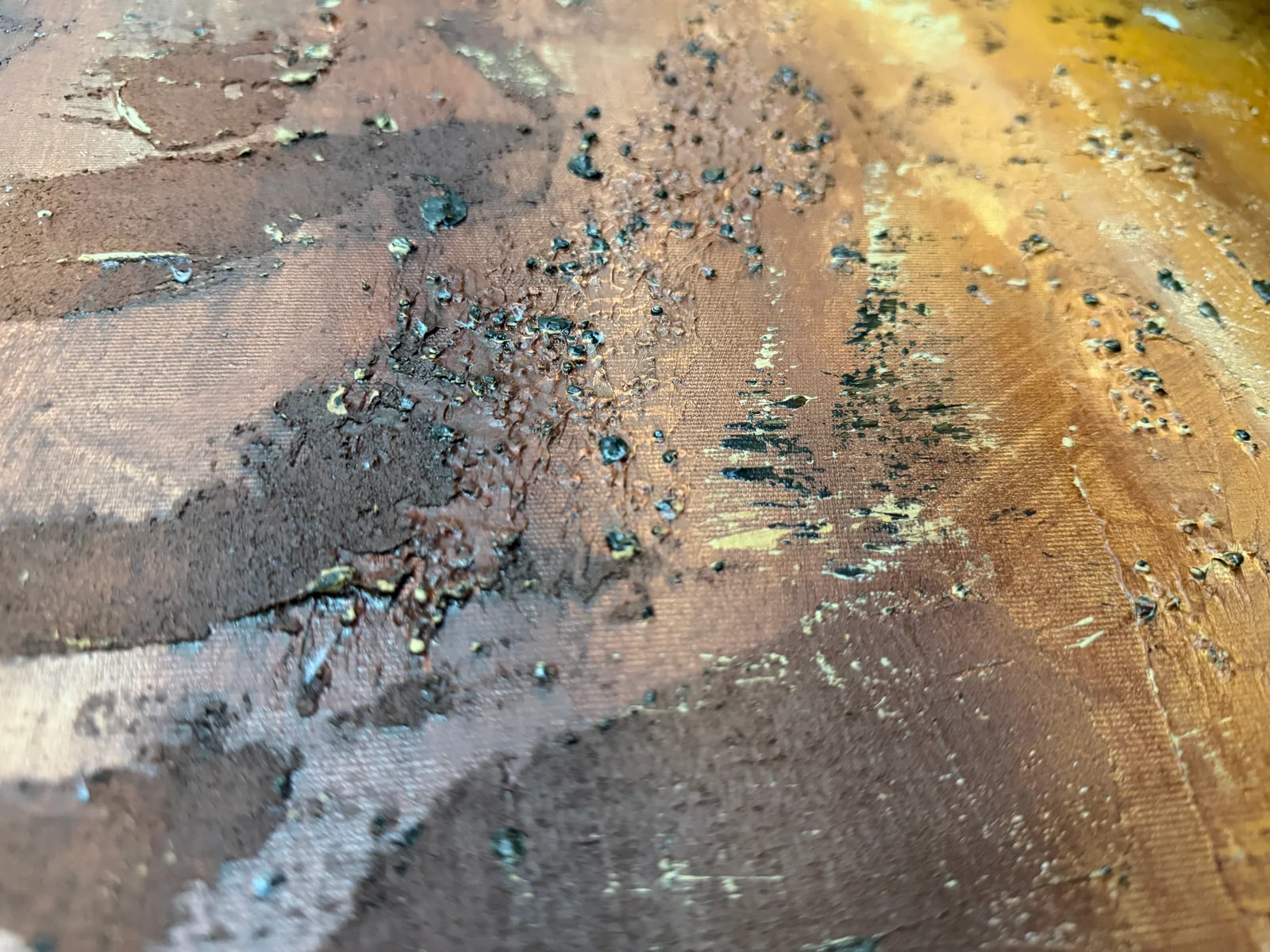Detalhe da textura de Amber Strata (150 x 100 cm), técnica mista com acrílica sobre tela — Alyne Perfeito, Perfeito Studio