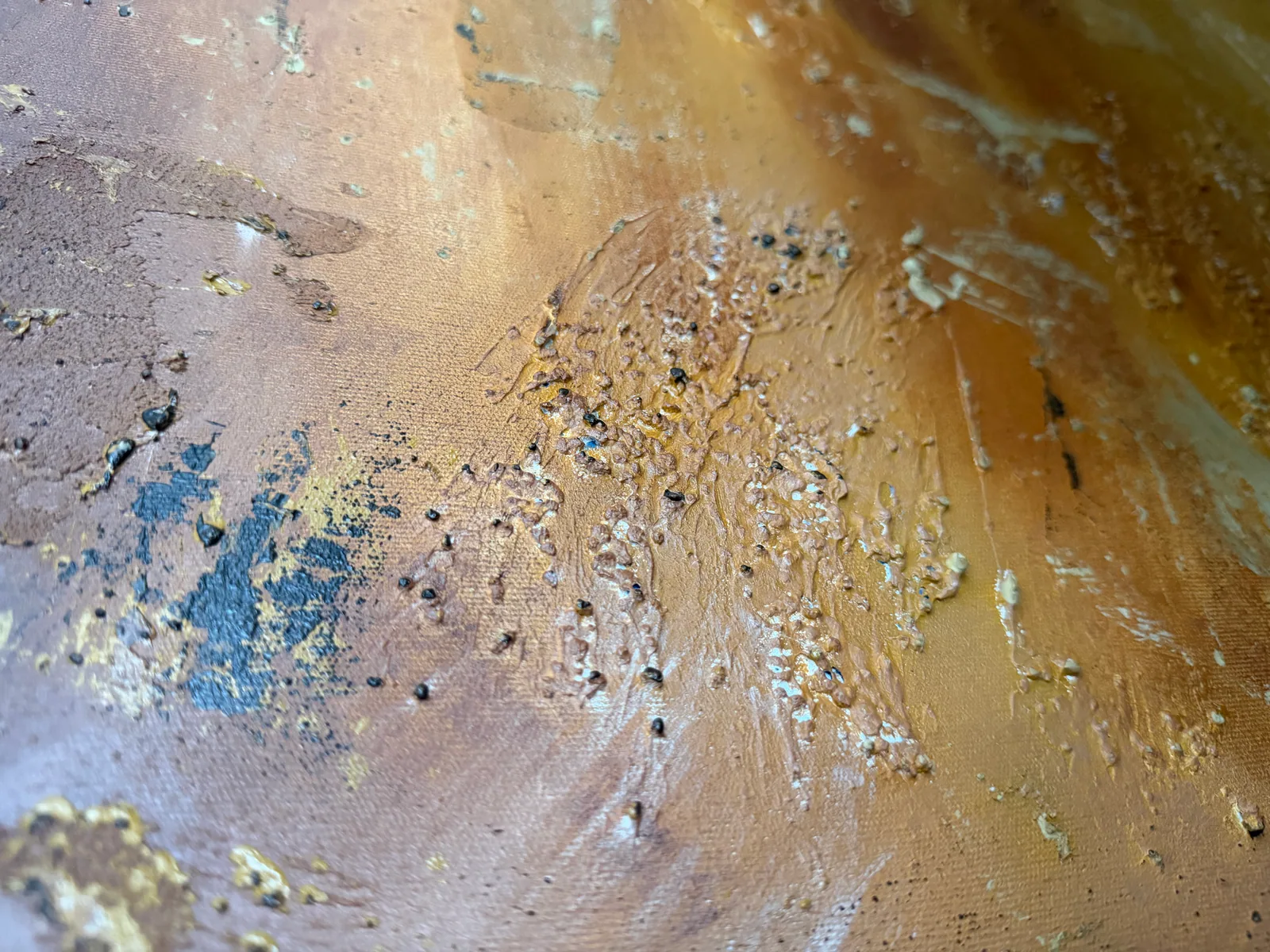 Detalhe da superfície de Amber Strata (150 x 100 cm), técnica mista com acrílica sobre tela — Alyne Perfeito, Perfeito Studio, mostrando as camadas horizontais de ocre e umbre que permanecem parcialmente visíveis sob as passagens finais de tinta