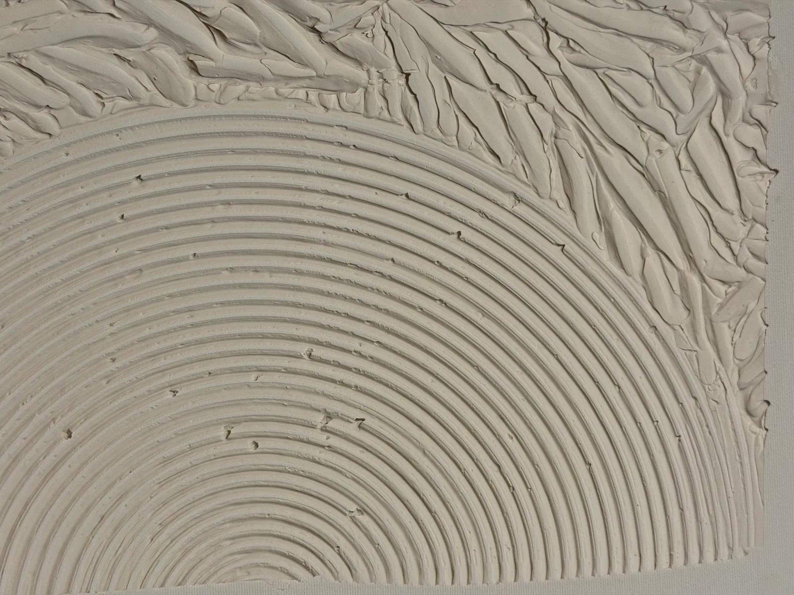 Detalhe da textura esculpida de Echo of Silence (50 x 70 cm) — Alyne Perfeito, Perfeito Studio