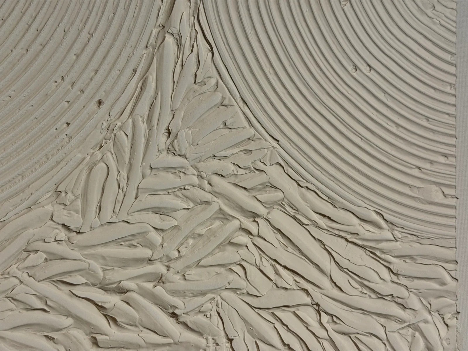 Detalhe do relevo esculpido em pasta de textura de Echo of Silence (50 x 70 cm) — Alyne Perfeito, Perfeito Studio
