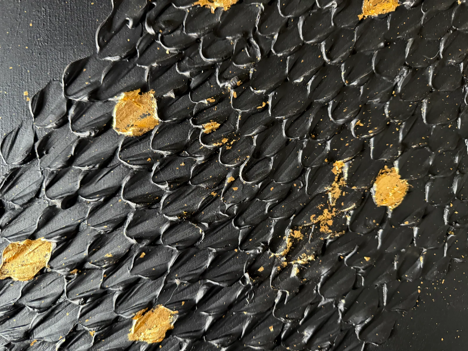 Detalhe da aplicação de folha de ouro em Golden Passage (60 x 80 cm), técnica mista sobre tela — Alyne Perfeito, Perfeito Studio