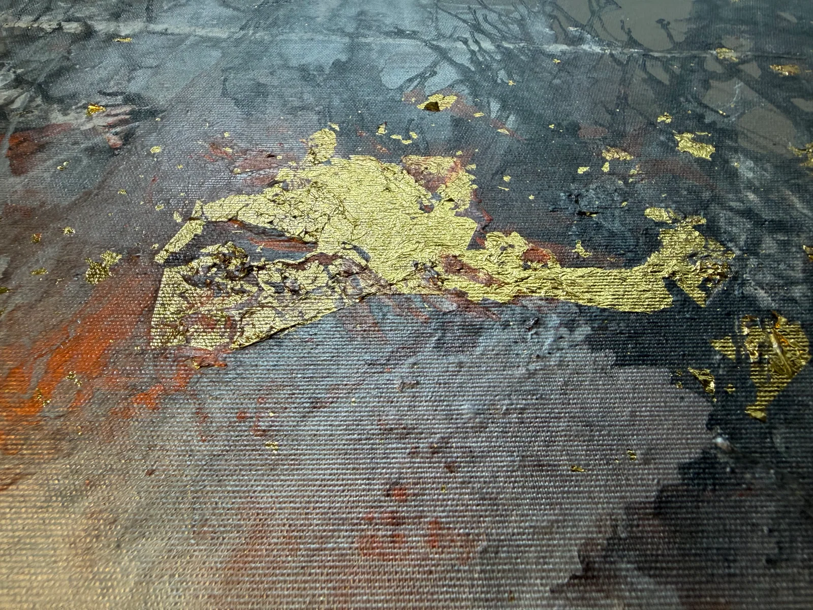 Detalhe da superfície pintada de "Origin of Light" (Heart of Chaos), com folha de ouro sobre técnica mista — Alyne Perfeito, Perfeito Studio
