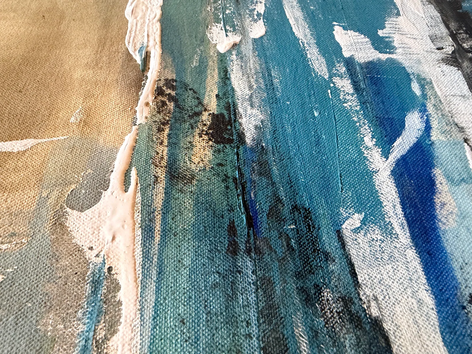 Detalhe da superfície de Patina Field (100 x 100 cm), acrílica sobre tela — Alyne Perfeito, Perfeito Studio