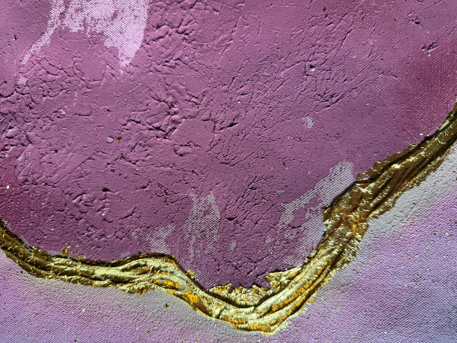 Detalhe da textura de Quartz Seam (98 x 152 cm), mixed media com acrílica e folha de ouro sobre tela — Alyne Perfeito, Perfeito Studio