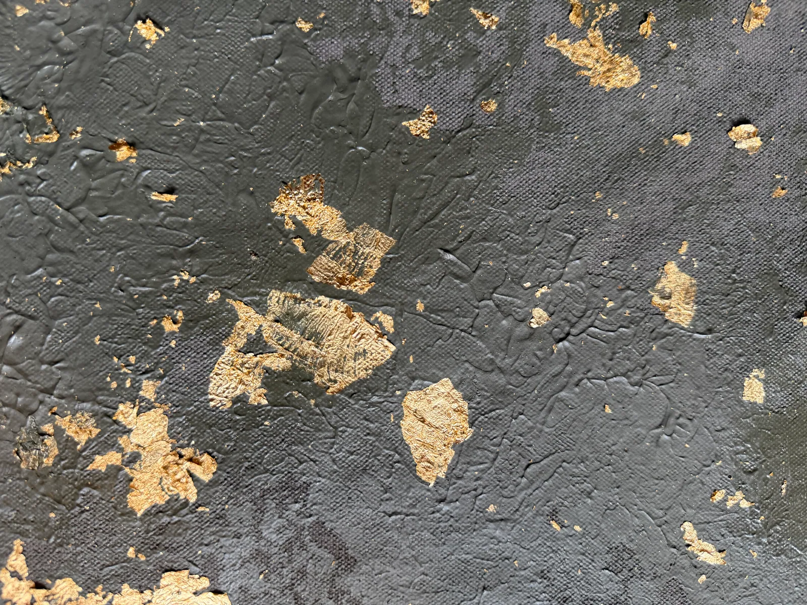 Quartz Seam (98 x 152 cm), técnica mista com acrílica e folha de ouro sobre tela, detalhe da superfície — Alyne Perfeito, Perfeito Studio