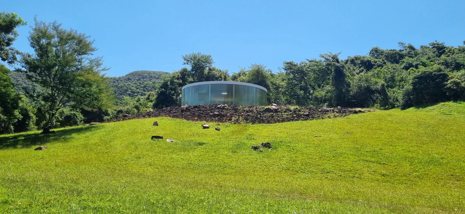 Vista externa do Sonic Pavilion (Doug Aitken, 2009) no Instituto Inhotim, Brumadinho (MG) — fotografia de Caroline E. S. Sousa, Wikimedia Commons