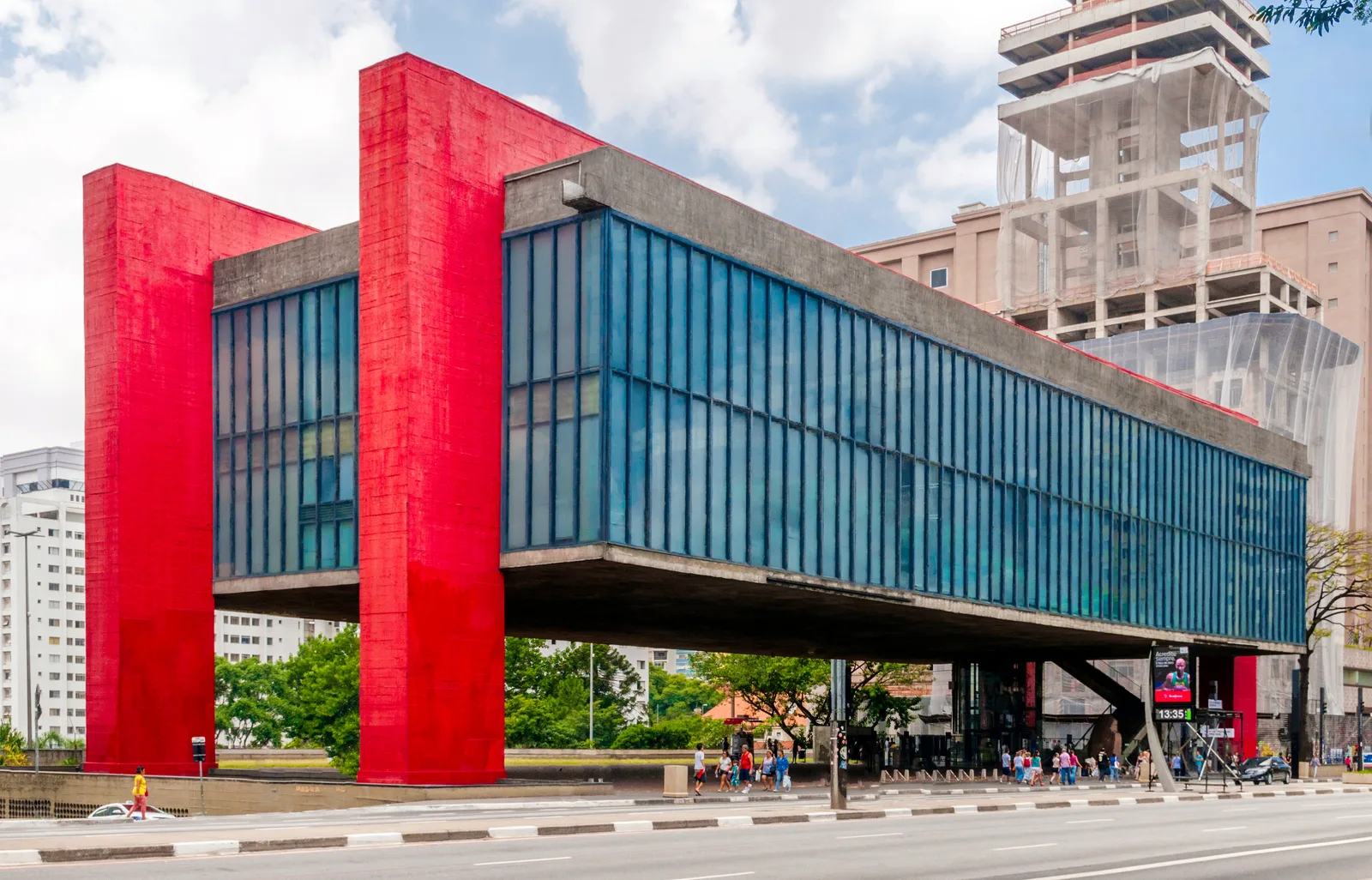 Fachada do MASP (Museu de Arte de São Paulo) na Avenida Paulista, projeto de Lina Bo Bardi, com os característicos pilares vermelhos que sustentam o edifício