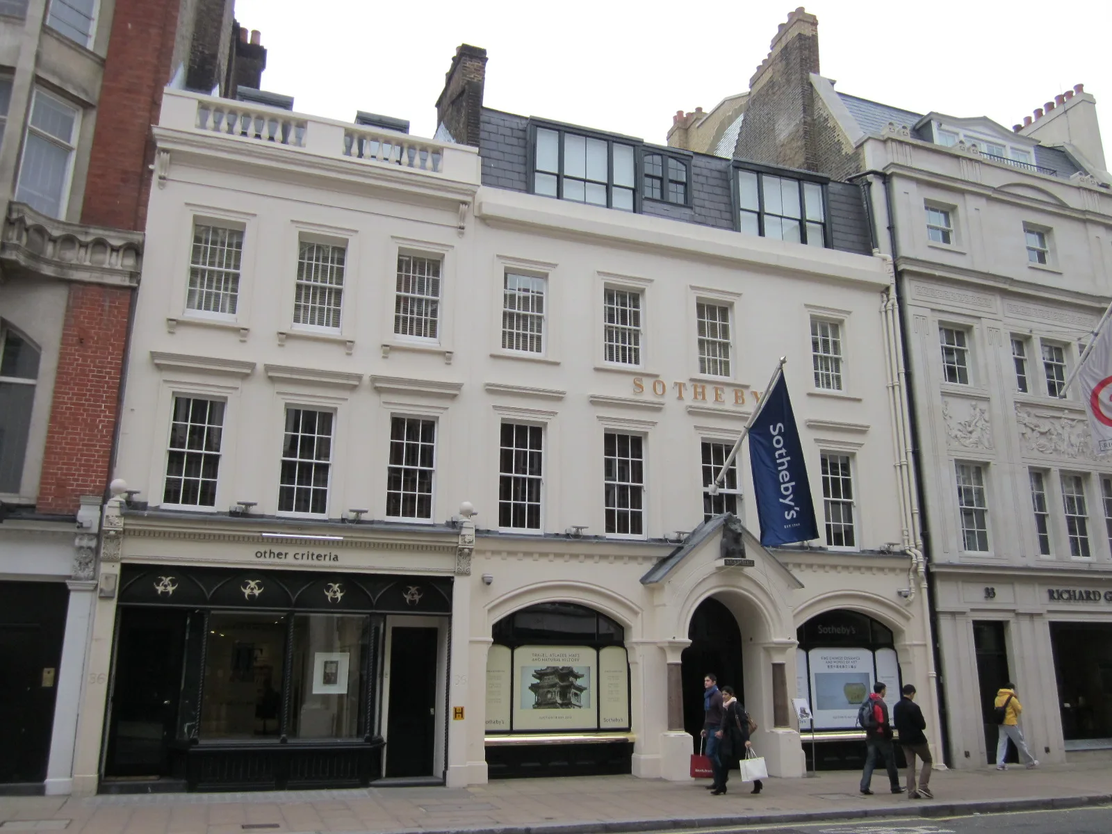 Fachada da sede da Sotheby's em 34-35 New Bond Street, Mayfair, Londres — foto de Zeisterre, Wikimedia Commons (CC BY-SA 3.0)