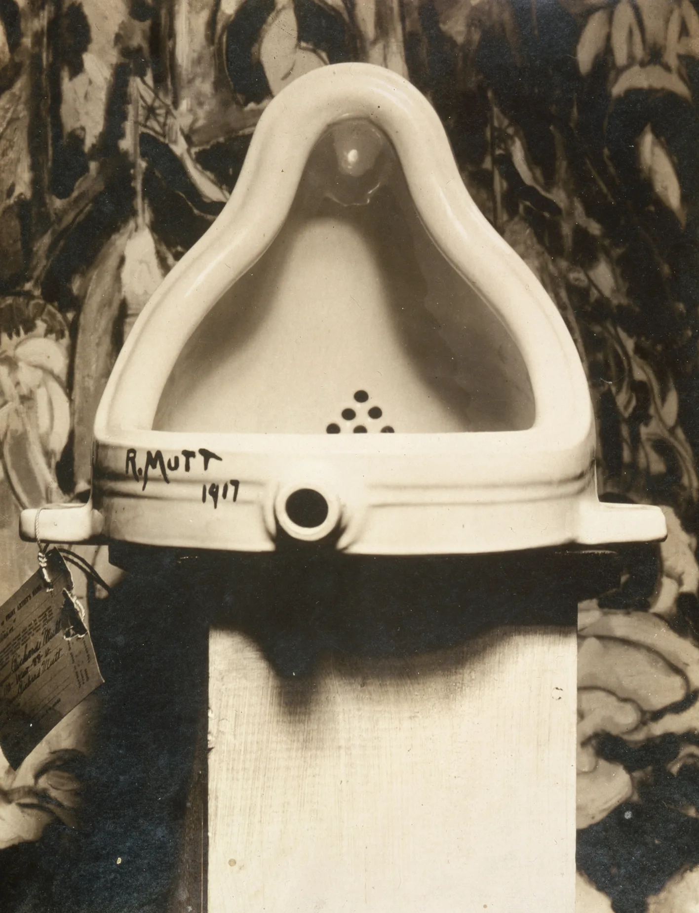 Fotografia de Fountain (1917), o mictório assinado "R. Mutt" de Marcel Duchamp, feita por Alfred Stieglitz — domínio público, via Wikimedia Commons