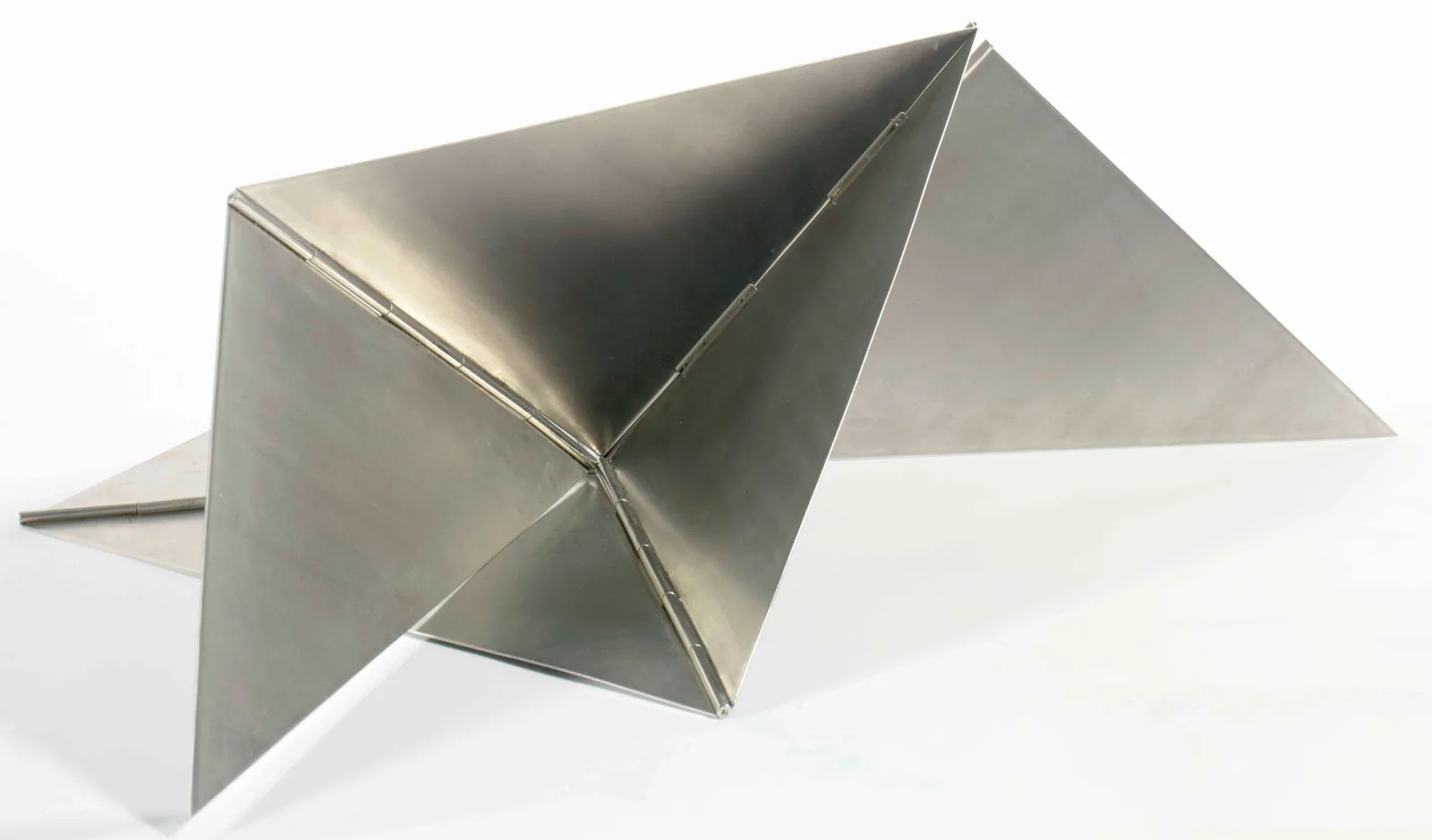 Bicho, escultura em alumínio de Lygia Clark, década de 1960 — MASP, São Paulo (fonte citada)