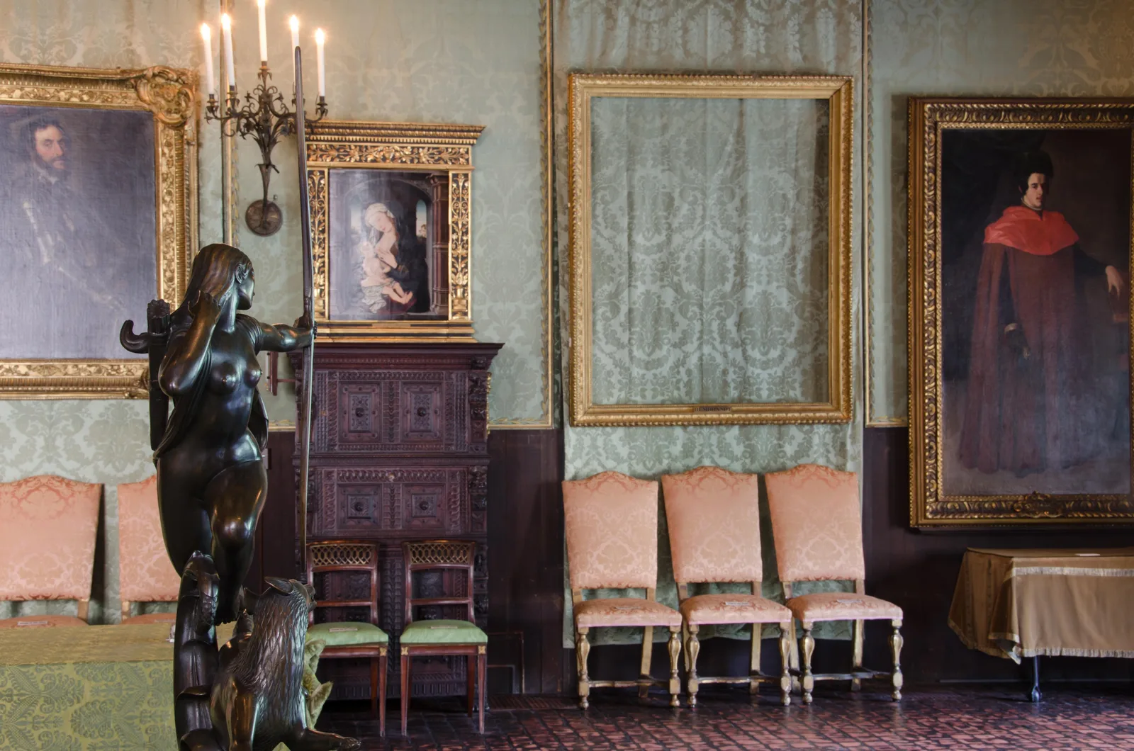 Molduras vazias no Dutch Room do Isabella Stewart Gardner Museum, em Boston, incluindo o espaço onde ficava O Tempestade no Mar da Galileia, de Rembrandt, antes do roubo de 1990 — fotografia do FBI, domínio público