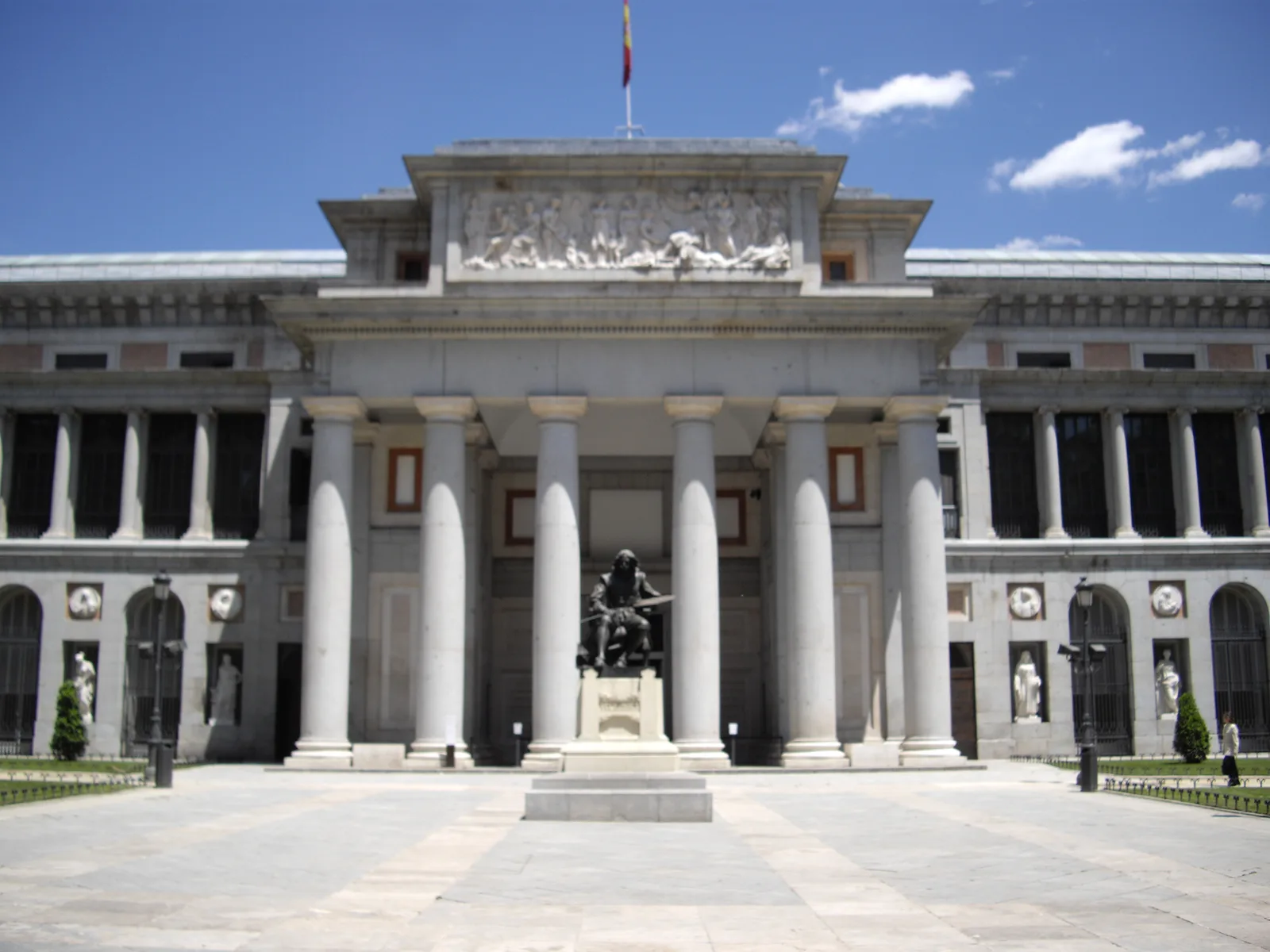 Fachada neoclássica do Museo del Prado, em Madri — fotografia de Dmadeo, Wikimedia Commons (CC BY-SA 3.0)