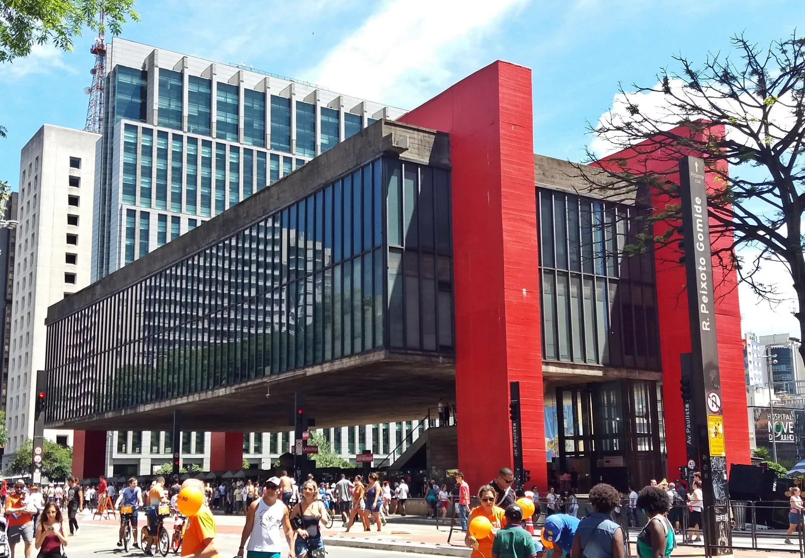 Fachada do MASP (Museu de Arte de São Paulo) na Avenida Paulista, com o volume suspenso sobre quatro pilares vermelhos — fotografia de Naldo Arruda, Wikimedia Commons