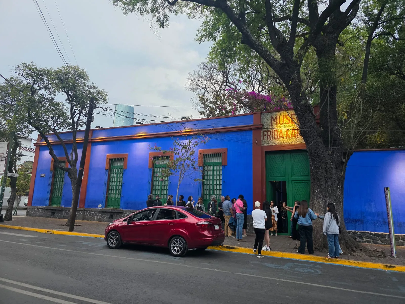 Fachada azul do Museo Frida Kahlo (La Casa Azul), em Coyoacán, Cidade do México
