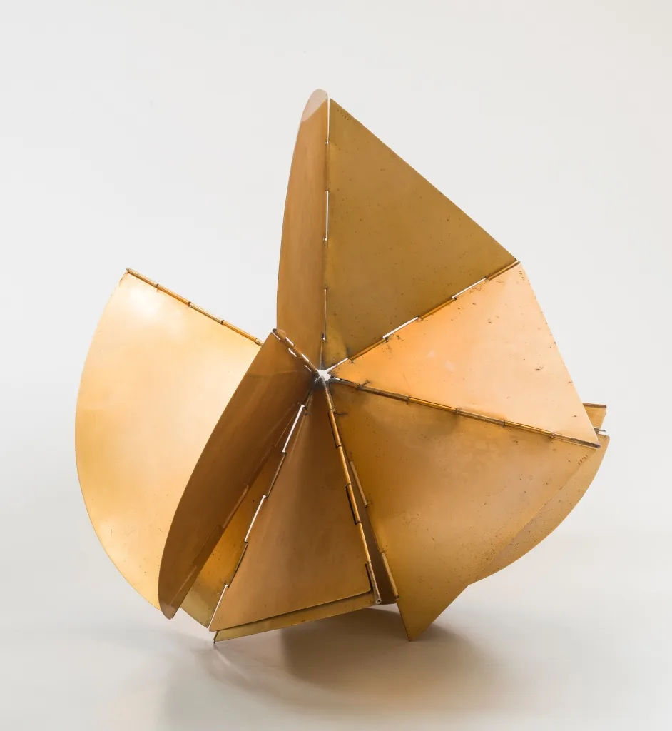 Escultura Bicho, de Lygia Clark, 1960, chapas de alumínio articuladas por dobradiças — Associação Cultural Lygia Clark (acervo online)