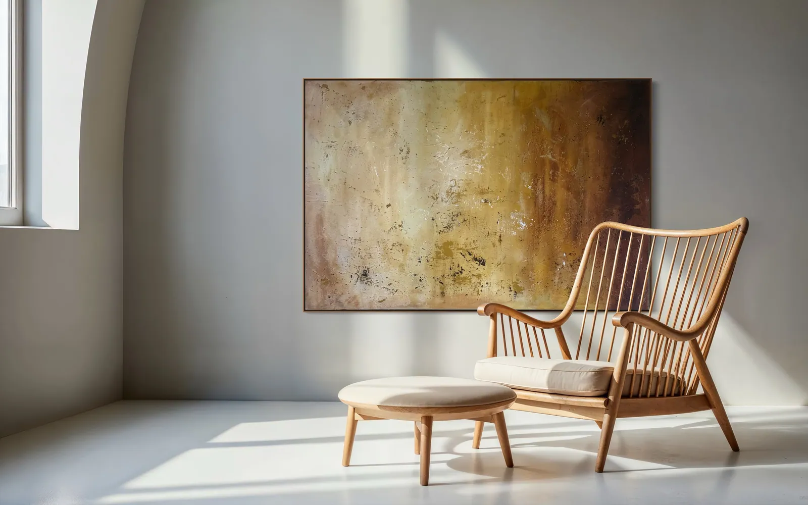 Amber Strata (150 x 100 cm), técnica mista com acrílica sobre tela, instalada acima de um sofá — Alyne Perfeito, Perfeito Studio