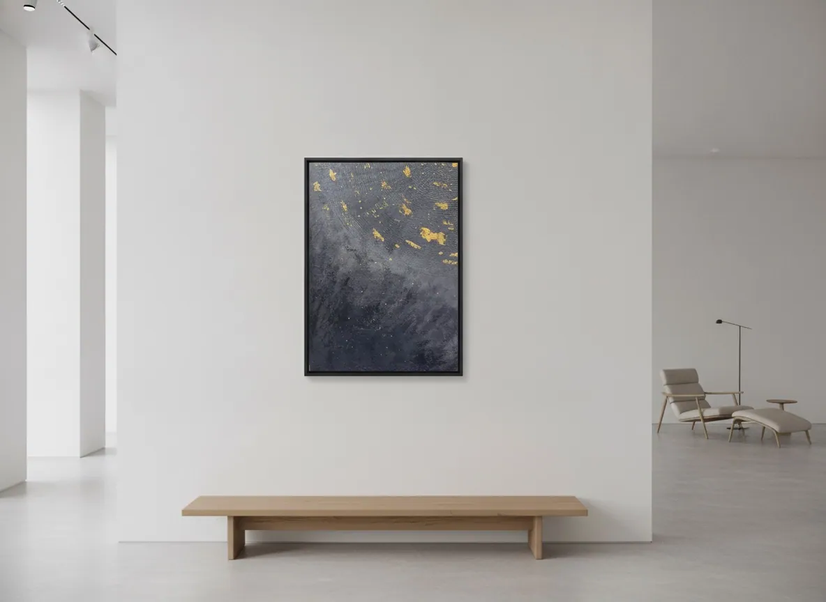 Celestial Plan (50 x 70 cm), técnica mista, pasta de textura e folha de ouro sobre tela, em ambiente minimalista de galeria — Alyne Perfeito, Perfeito Studio
