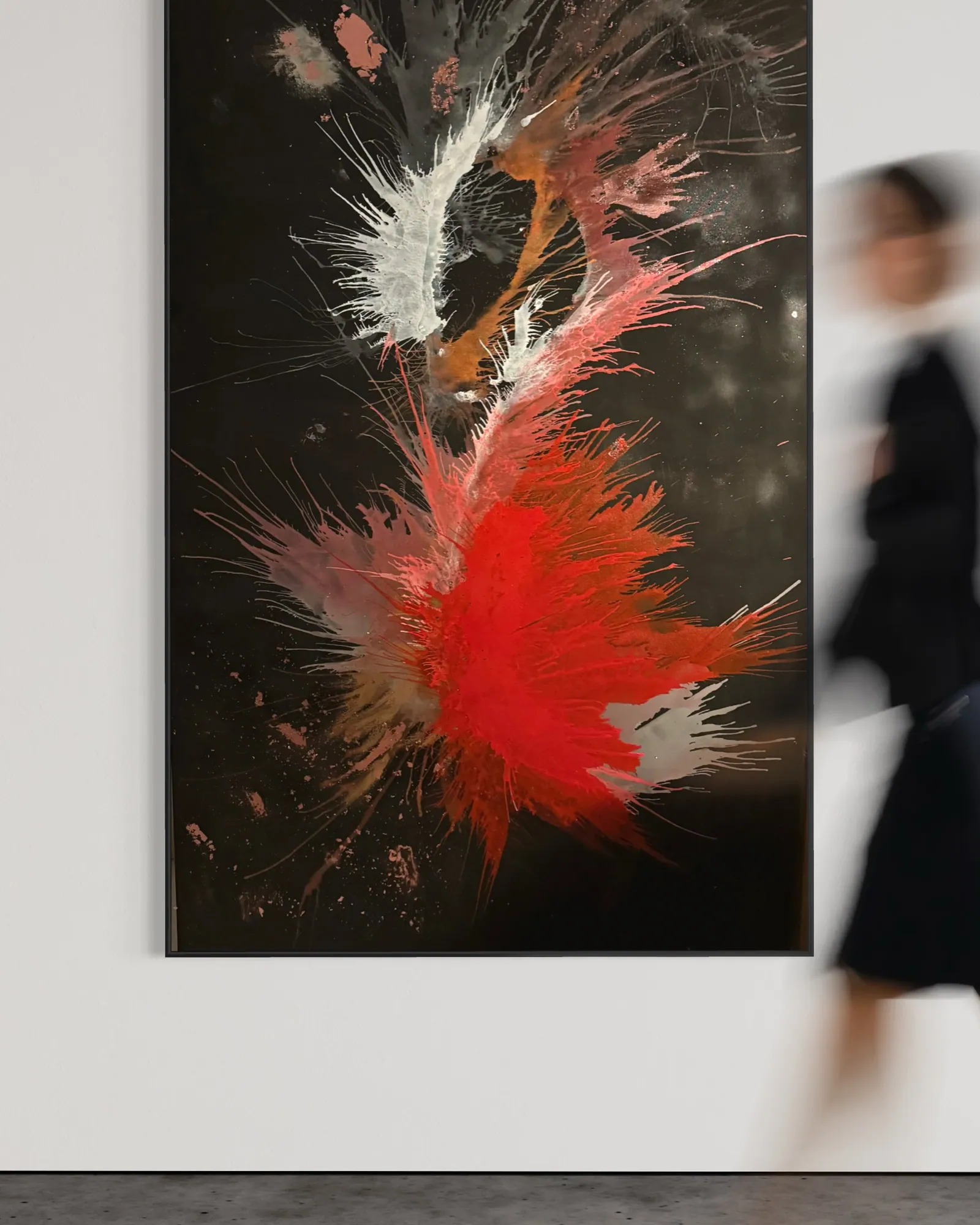 Genesis of Flame (120 x 200 cm), técnica mista sobre tela (acrílica, pigmento metálico, acabamento brilhante e fosco), em ambiente — Alyne Perfeito, Perfeito Studio