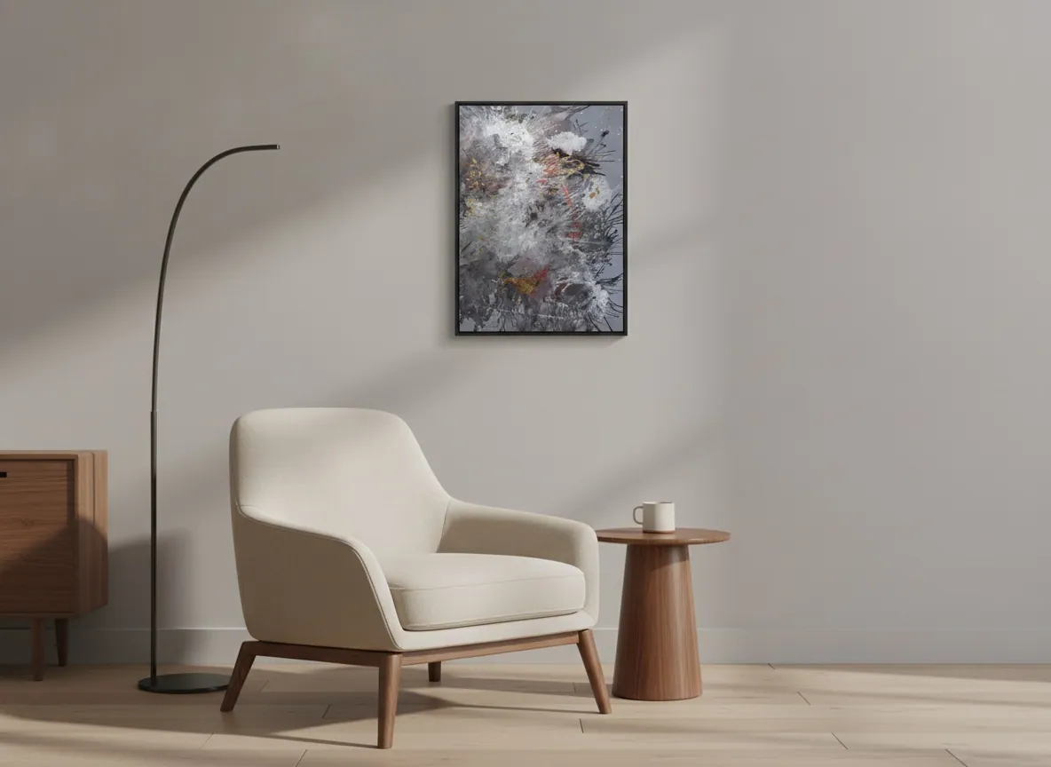 Origin of Light (60 x 80 cm), técnica mista com acrílica e folha de ouro sobre tela, em ambiente clean com poltrona única — Alyne Perfeito, Perfeito Studio